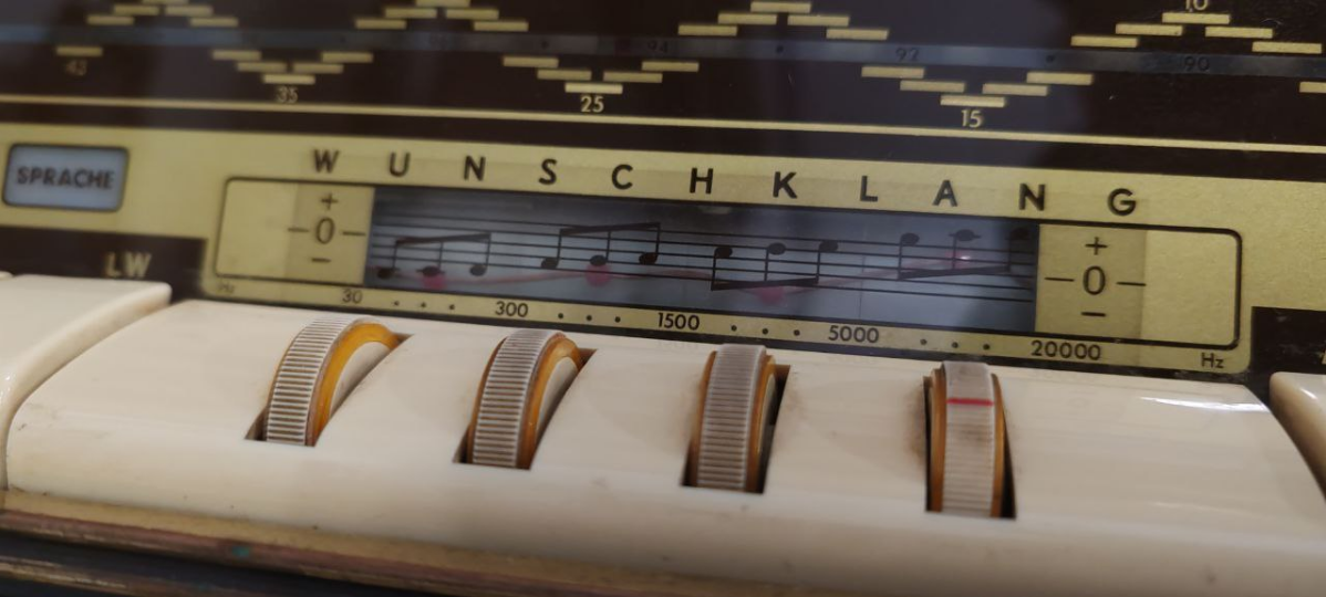 Вот такого красавца Grundig Konzertgerät 4097 обнаружил в холле Германия в парке-музее Этномир, само существование и функционирование которого в наши времена - невероятная смелость | Сетка — социальная сеть от hh.ru