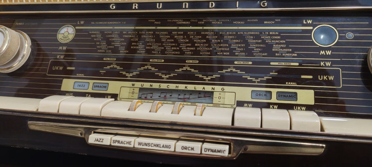 Вот такого красавца Grundig Konzertgerät 4097 обнаружил в холле Германия в парке-музее Этномир, само существование и функционирование которого в наши времена - невероятная смелость | Сетка — социальная сеть от hh.ru