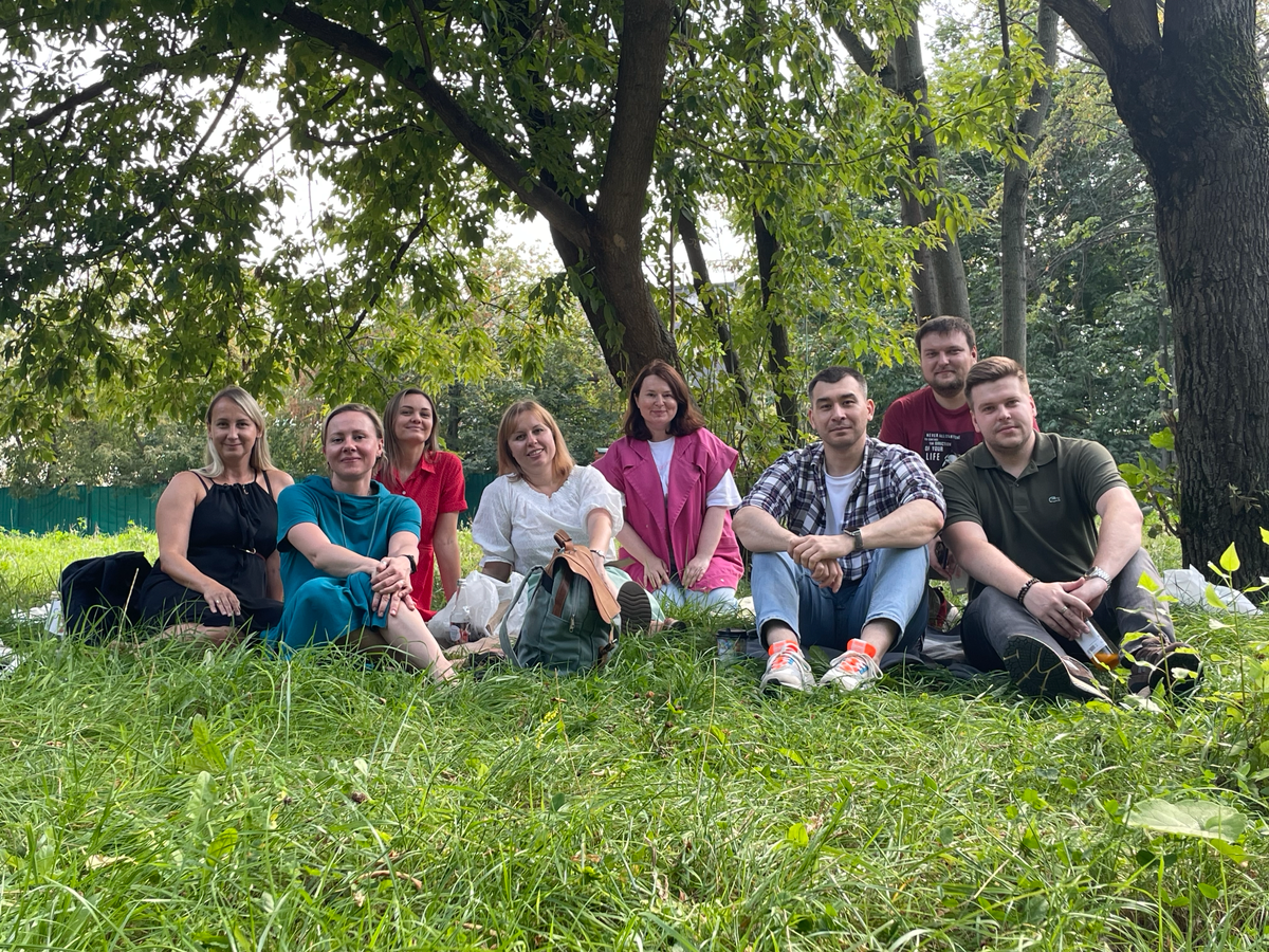 У нас в команде есть ритуалы, мы называем их активашки, когда вместе идём куда-то:
на квиз, в гончарную мастерскую, на боулинг, в бар, в музей, на мероприятие) и это супер время, к которому мы готовим... | Сетка — социальная сеть от hh.ru