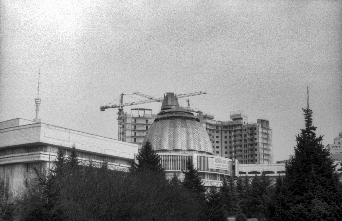 Алматы, 2006 год. Камера "Зенит ЕТ". Плёнка "Lucky" 200 единиц. Дворец школьников на фоне очередной бестолковой стройки в городе. | Сетка — социальная сеть от hh.ru