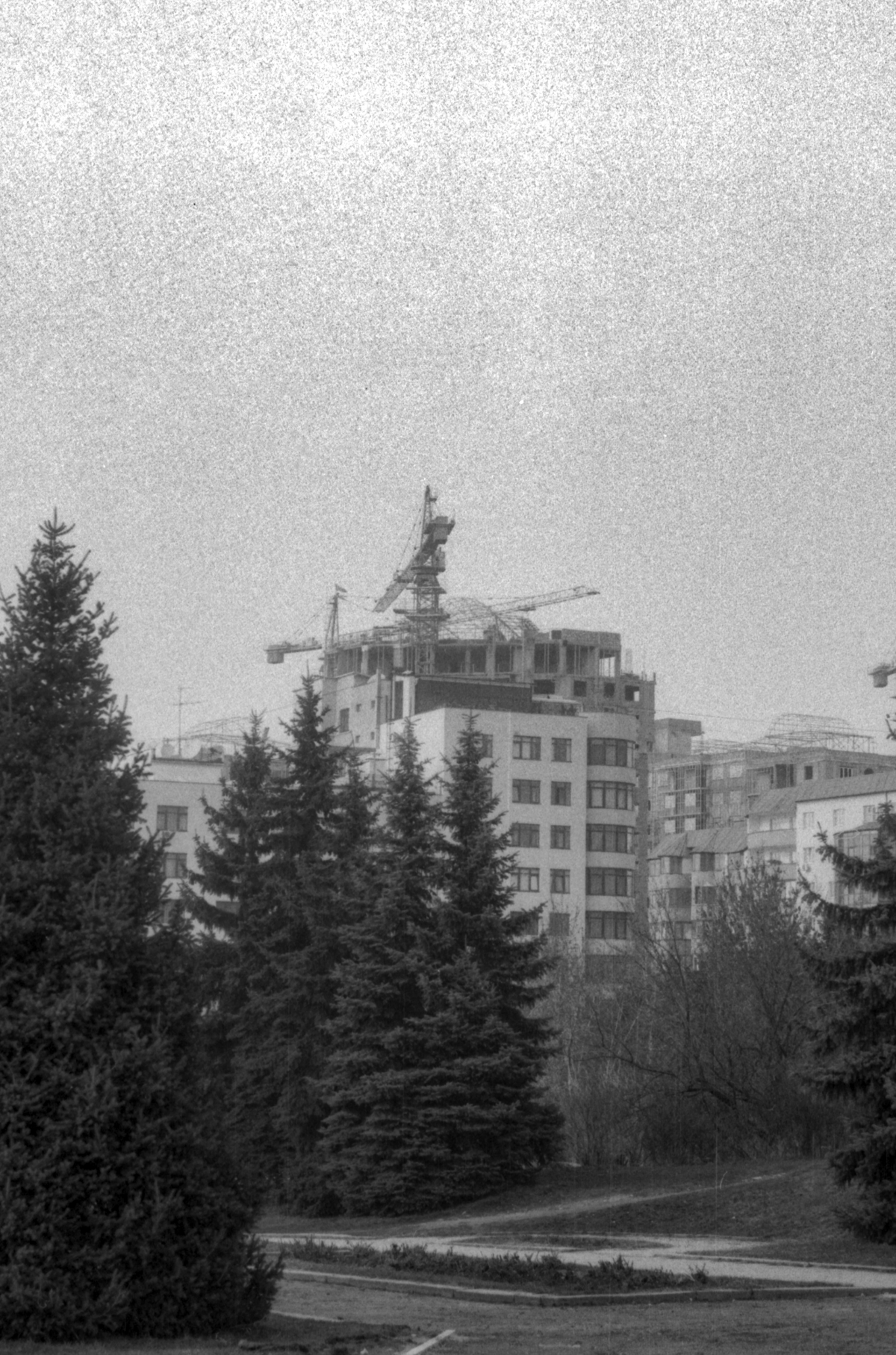 Алматы, 2006 год. Камера "Зенит ЕТ". Плёнка "Lucky" 200 единиц. Стройка очерденого элитного скворечника в районе улиц Сатпаева-Калдаякова (8-е марта). | Сетка — социальная сеть от hh.ru