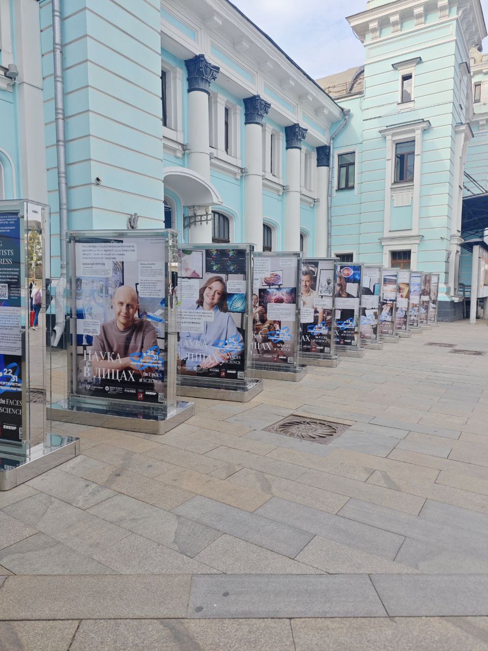Выставка «Наука в лицах» открылась на Белорусском вокзале в Москве.
Галерею портретов выдающих российских ученых разместили перед входом в здание Белорусского вокзала до 29 сентября | Сетка — социальная сеть от hh.ru