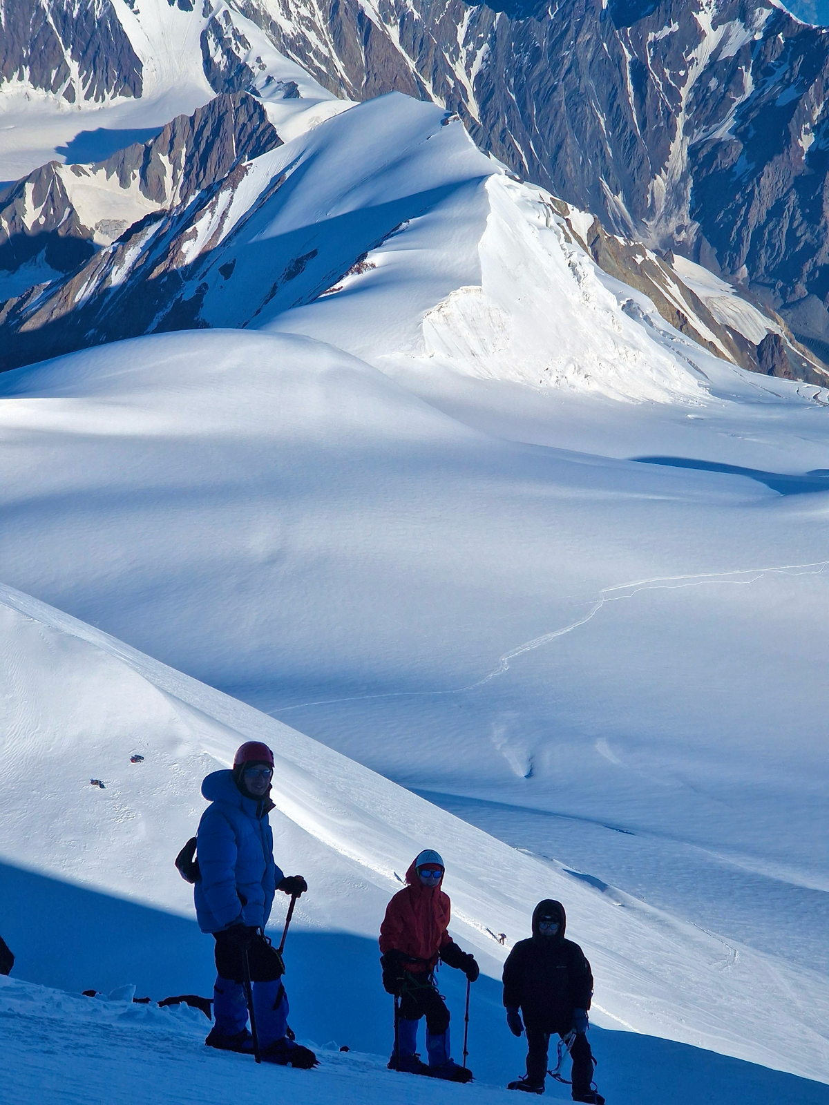 #постзнакомство #горы #путешествия
В июле 2024 года мы восходили на г. Казбек со стороны Северной Осетии (2B) (высота 5033 м. над уровнем моря) | Сетка — социальная сеть от hh.ru