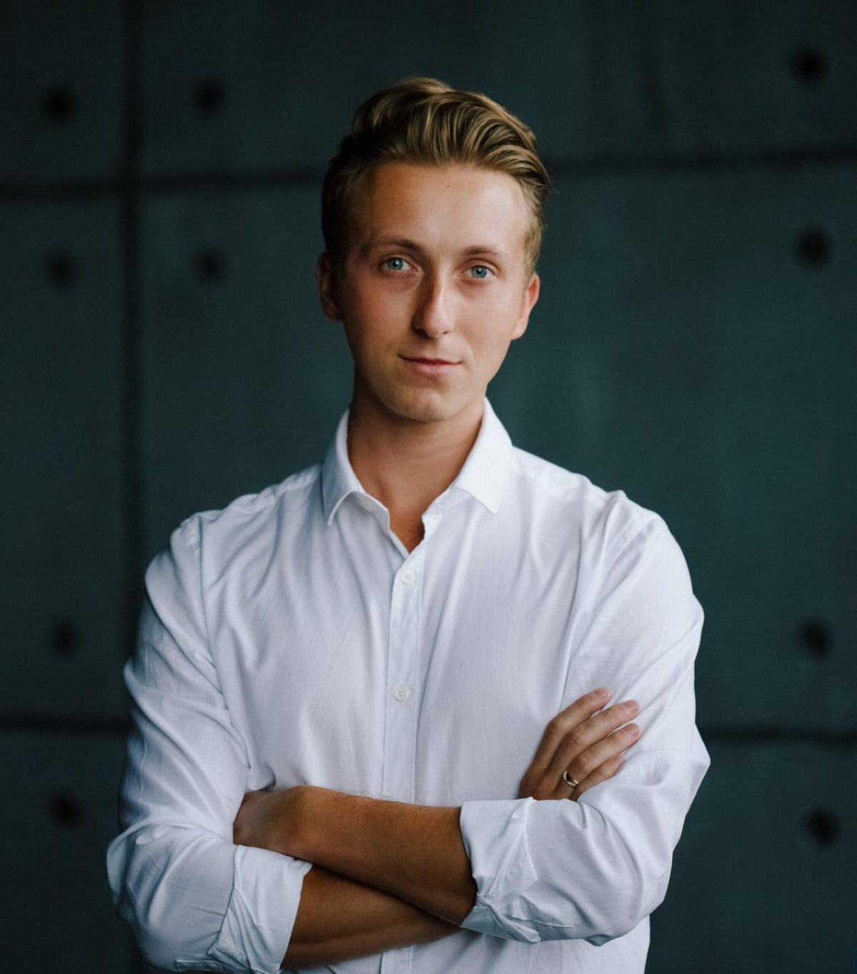 Гайз, у нас тут крутейший спикер Руслан Антропов (но вообще-то продакт) направления AdTech hh | Сетка — социальная сеть от hh.ru