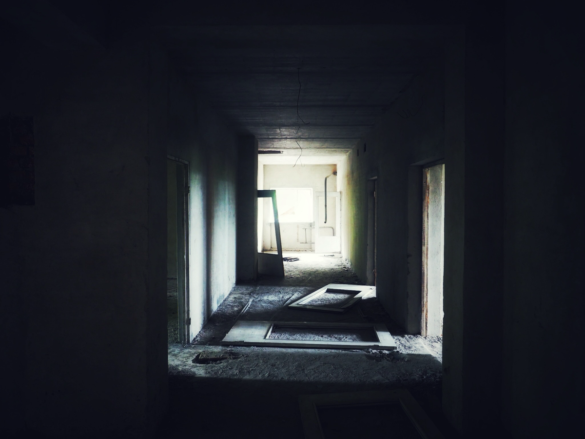 Тихо так, словно не было бури.
Словно весь прошлый гвалт - шутка.
Вечер тот, словно в карикатуре,
Нарисован небрежно и жутко.
#четврестрочкиотебе | Сетка — социальная сеть от hh.ru