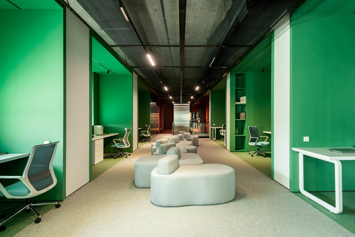 Руководители студии Kvadrat architects Сергей Бекмуханбетов и Рустам Миннеханов создали минималистичный, но очень эффектный офис, наполненный цветом и управляемым светом | Сетка — социальная сеть от hh.ru
