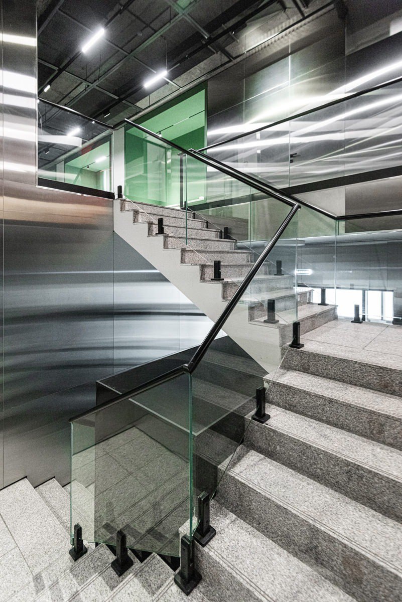 Руководители студии Kvadrat architects Сергей Бекмуханбетов и Рустам Миннеханов создали минималистичный, но очень эффектный офис, наполненный цветом и управляемым светом | Сетка — социальная сеть от hh.ru