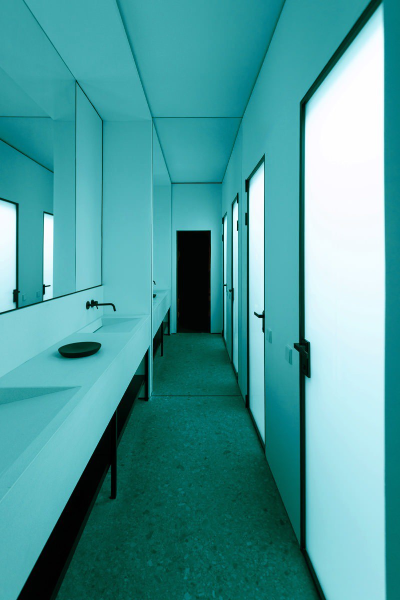 Руководители студии Kvadrat architects Сергей Бекмуханбетов и Рустам Миннеханов создали минималистичный, но очень эффектный офис, наполненный цветом и управляемым светом | Сетка — социальная сеть от hh.ru