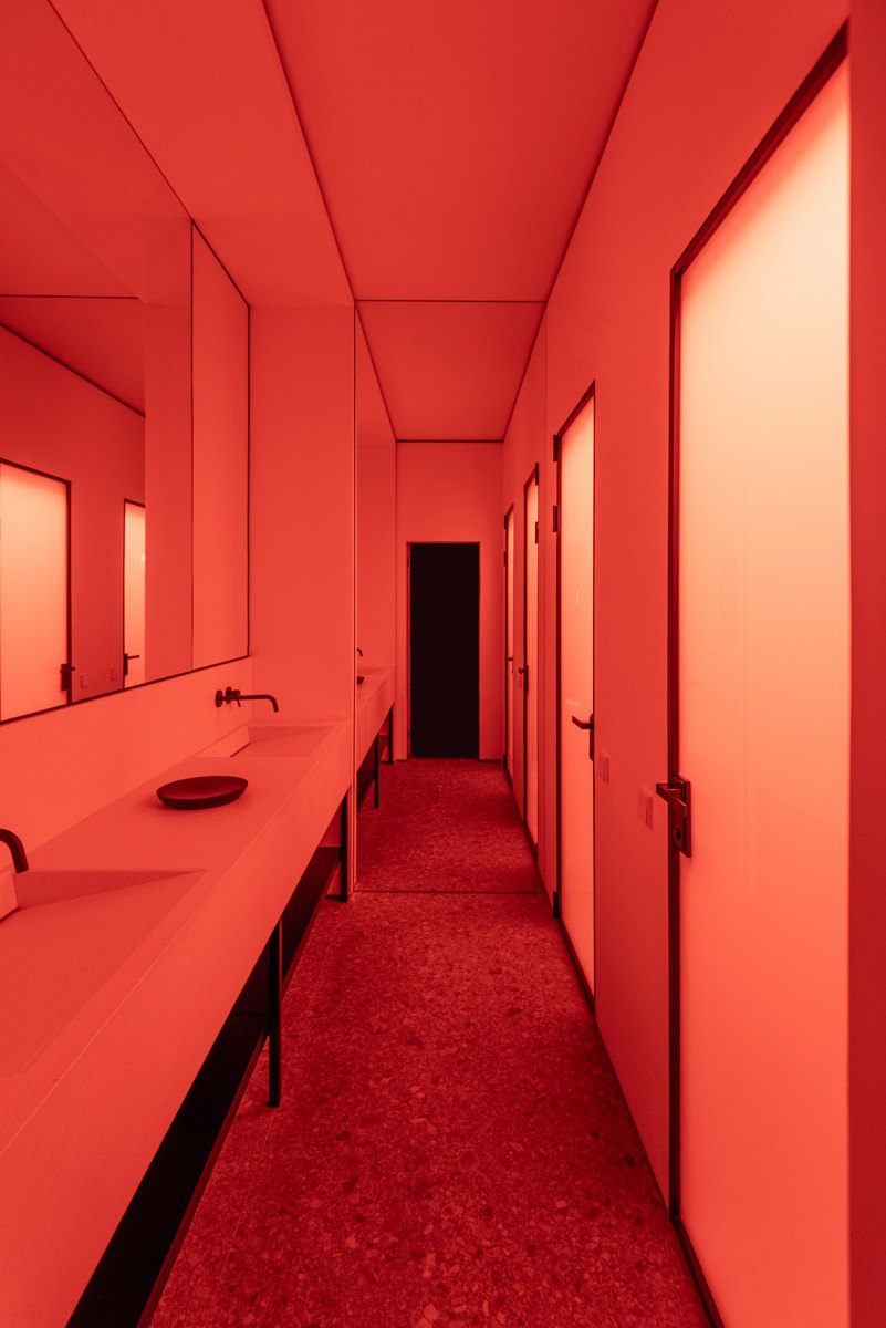 Руководители студии Kvadrat architects Сергей Бекмуханбетов и Рустам Миннеханов создали минималистичный, но очень эффектный офис, наполненный цветом и управляемым светом | Сетка — социальная сеть от hh.ru