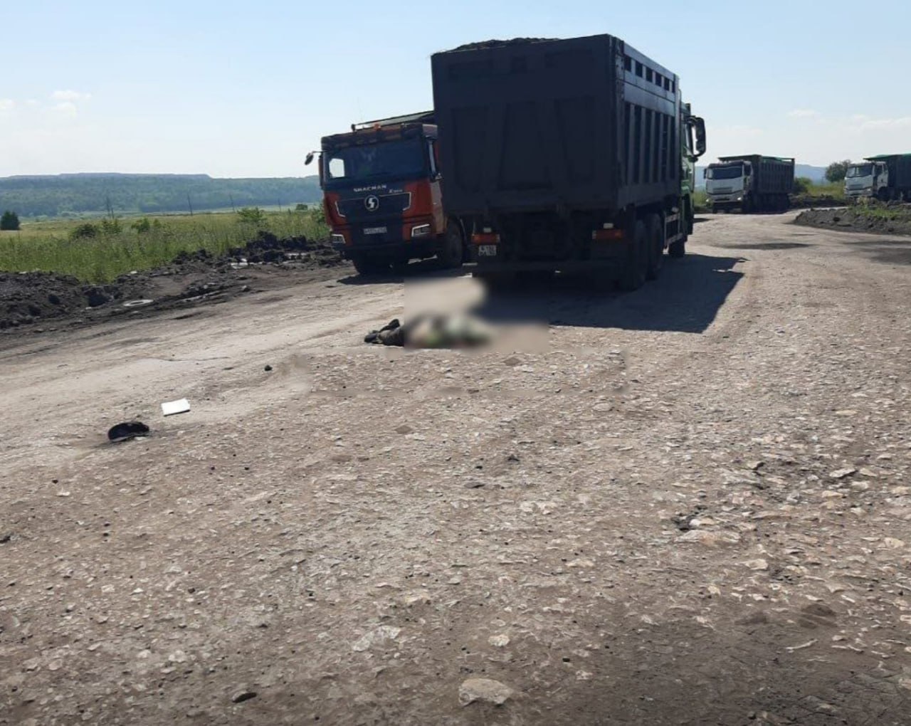 🆘 В Кузбасских соцсетях расходятся кадры якобы с ЦОФ «Третьяковская» – на сотрудницу охраны наехал углевоз
Мужики говорили, она как чумная между машинами бегала, каждую машину оформить надо, выполняла... | Сетка — социальная сеть от hh.ru