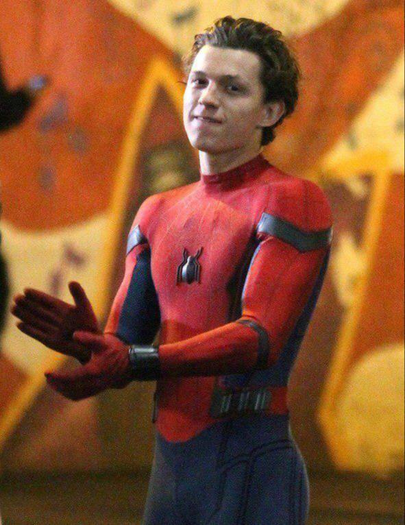 Съемки четвертого «Человека-паука» с Томом Холландом могут стартовать уже в начале 2025 года.
Для проекта наконец-то нашли режиссера - им станет Дестин Дэниел Креттон («Шан-Чи») | Сетка — социальная сеть от hh.ru