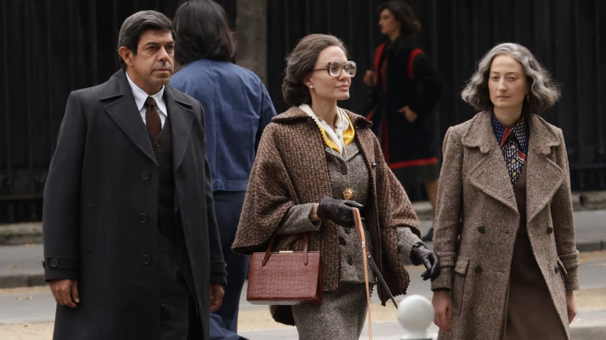 Фильм «Мария» с Анджелиной Джоли в главной роли выйдет в российский прокат этой осенью. Премьера байопика об оперной певице Марии Каллас состоялась на Венецианском кинофестивале. | Сетка — социальная сеть от hh.ru