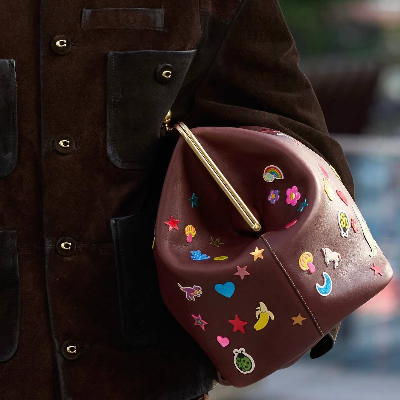 «Вещью недели» объявляем сумку-мишку Coach. В рамках коллекции весна-лето 2025 бренд также представил оверсайз клатчи в форме сердца, губ и динозавра | Сетка — социальная сеть от hh.ru