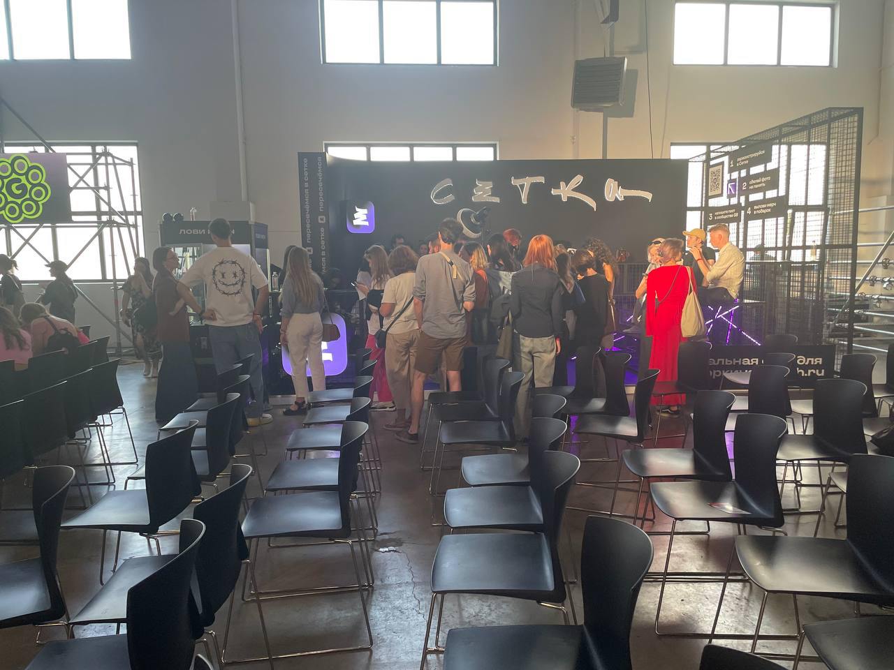 Сегодня побывал на G8: Фестиваль креативных индустрий. 
Сильно удивился большому количеству знакомы лиц, хоть и продуктовая сфера не счатается настолько креативной, и мой сегмент рынка совсем другой | Сетка — социальная сеть от hh.ru