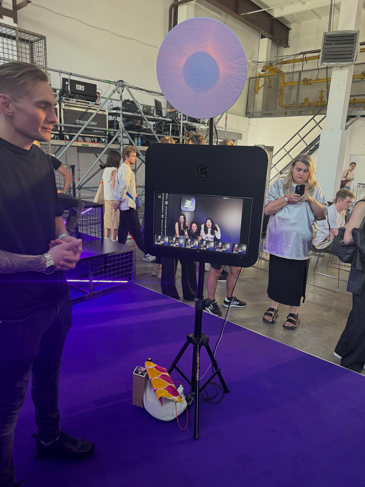 Сегодня наша команда на фестивале G8 🤩
А еще у всех посетителей есть возможность получить наш клевый мерч и сделать фото на память)) | Сетка — социальная сеть от hh.ru