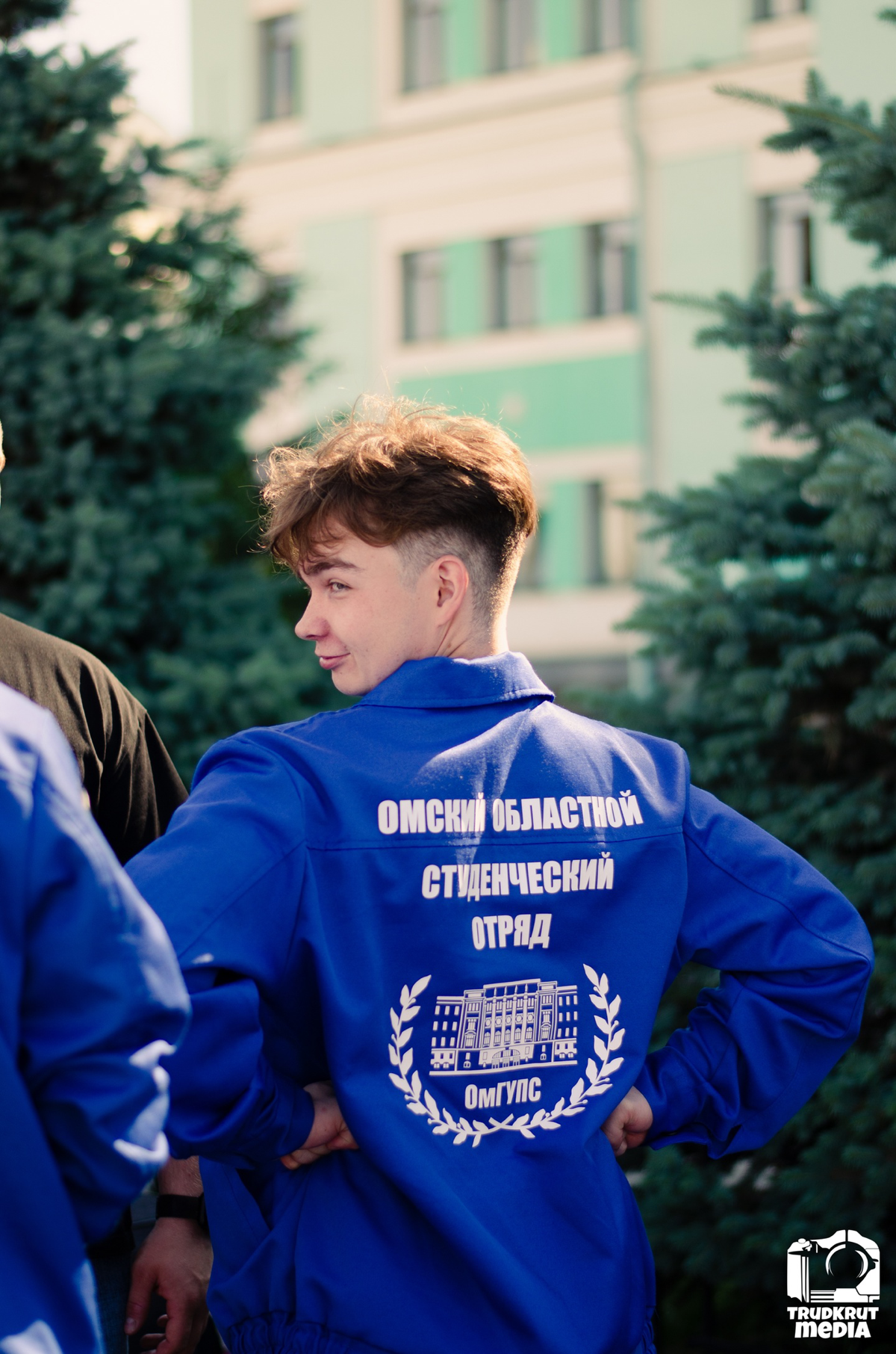 За свою недолгую жизнь успел поработать много где, надорвать несколько раз спину, сломать пальцы и многое другое… ДАЖЕ был опыт работы проводником, это мне даже в какой-то степени понравилось 😊 | Сетка — социальная сеть от hh.ru