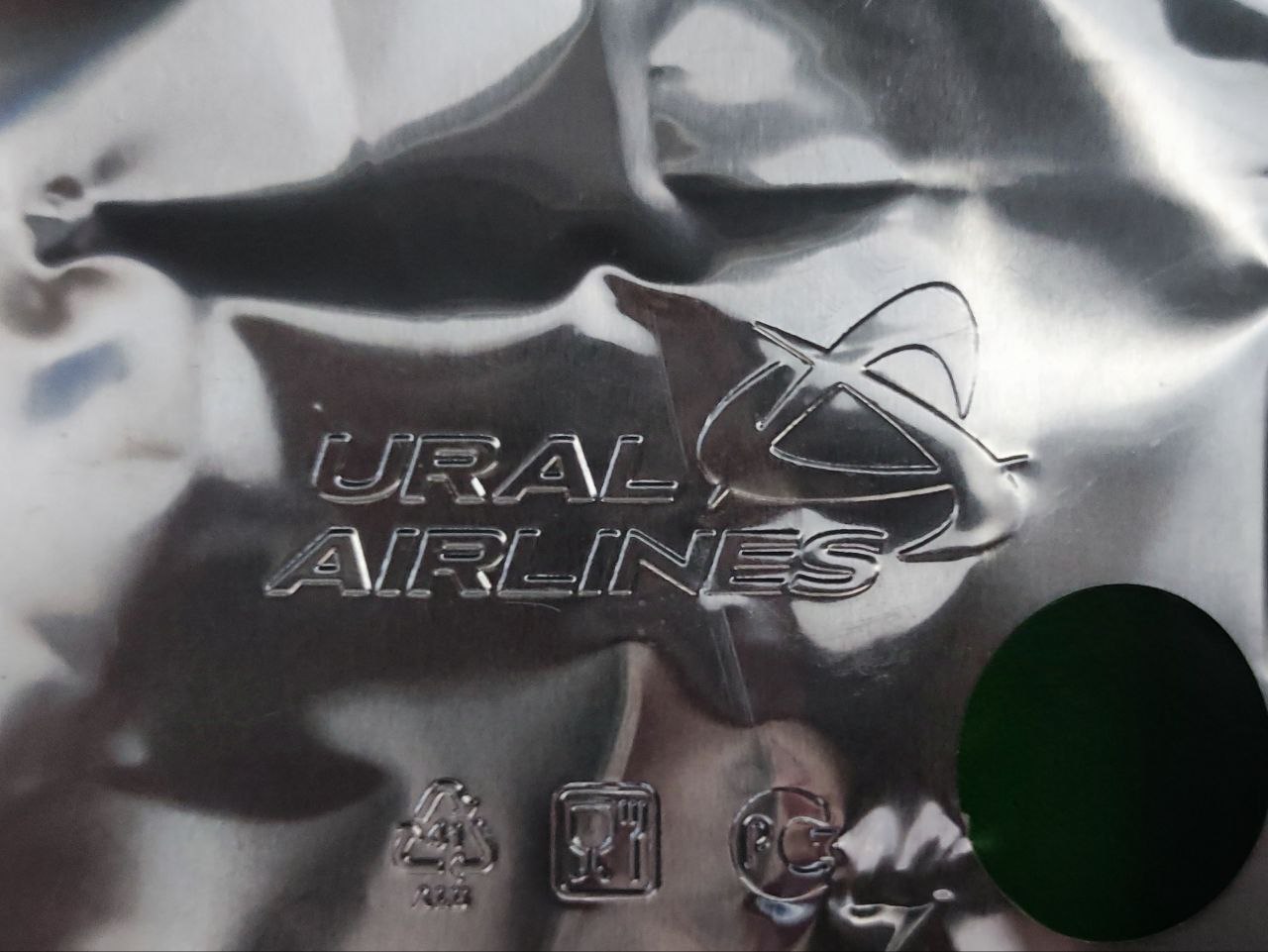 Просите и вам дадут 
Самое полезное, что я узнал когда-либо про авиакомпании, это то, что можно попросить сразу два или даже три стакана воды. 
Почему люди этим не пользуются? | Сетка — социальная сеть от hh.ru