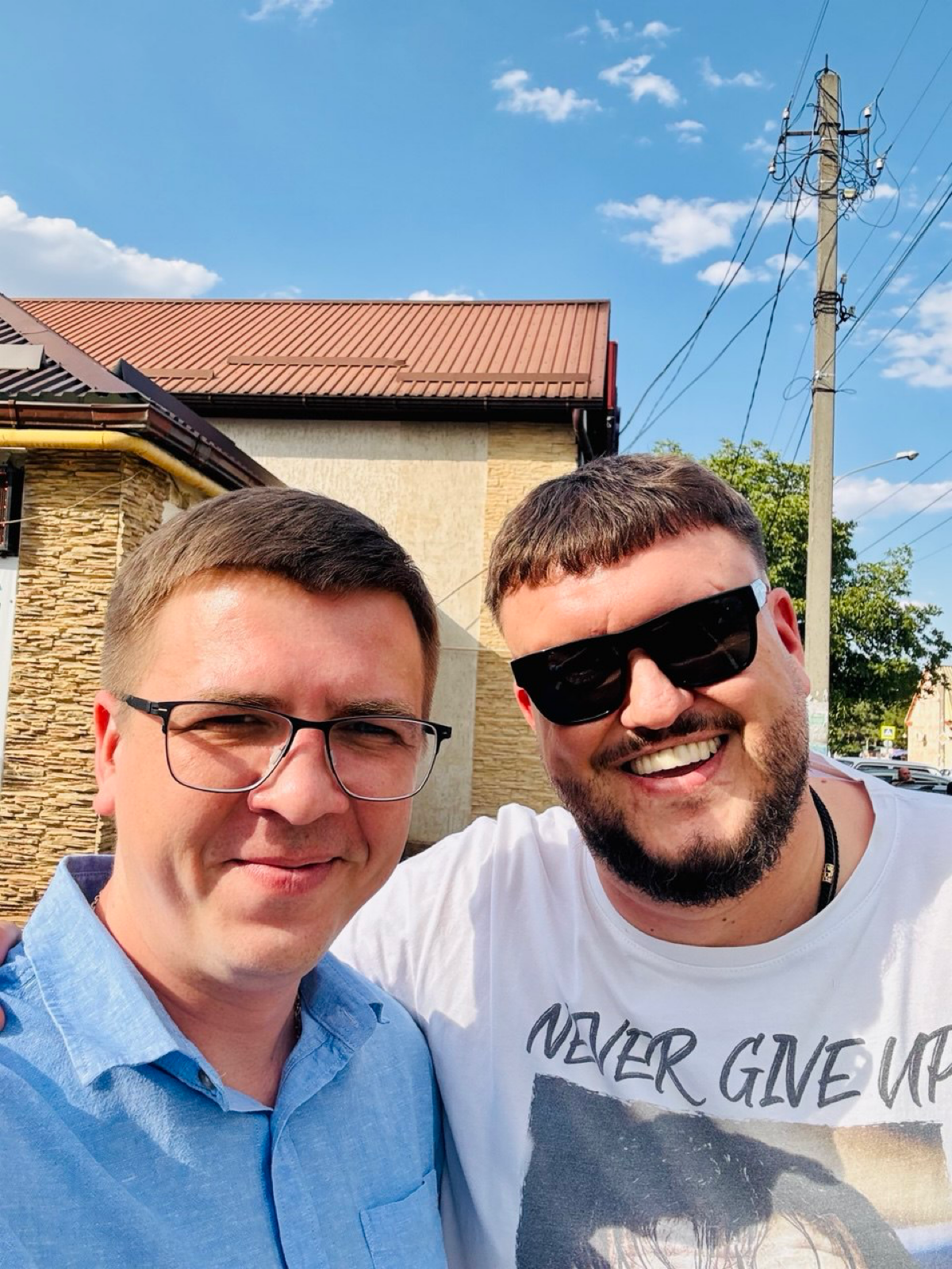 Денис прилетел из Москвы и решил заехать ко мне. Я был очень рад этому визиту, ведь он — замечательный и порядочный человек! 😊
Мы посетили шашлычную в Минеральных Водах и насладились вкусным перекусом | Сетка — социальная сеть от hh.ru