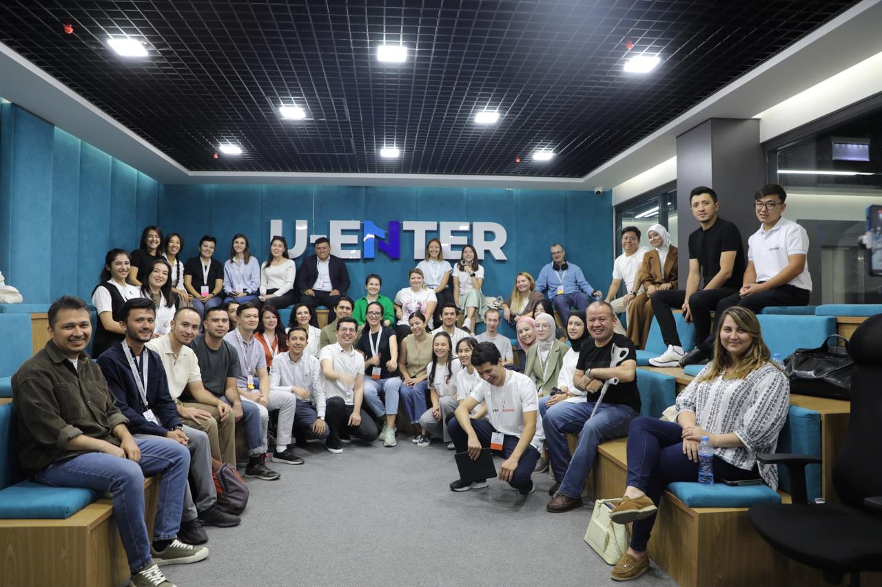 Вчера в U-Enter прошло открытие инкубационной программы для женщин StartCamp, где организаторы проекта Фаррух Максумов, Наталья Клименко и Комилжон Рузиев рассказали о целях, а участники представили п... | Сетка — социальная сеть от hh.ru