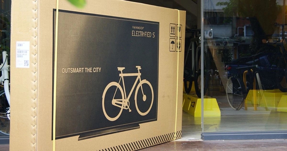 Нидерландский производитель великов VanMoof долго страдал от того, что курьеры повреждали товар во время доставки из-за неаккуратного обращения с коробкой | Сетка — социальная сеть от hh.ru