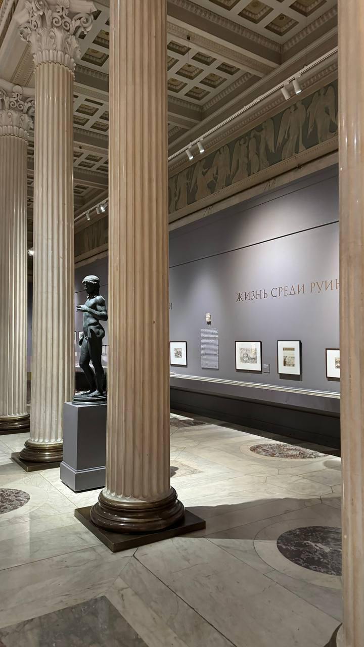 Мем о Римской империи
Год назад завирусился тренд: девушки спрашивали своих парней, часто ли те думают о Римской империи. Я тоже тогда не удержалась и спросила мужа | Сетка — социальная сеть от hh.ru