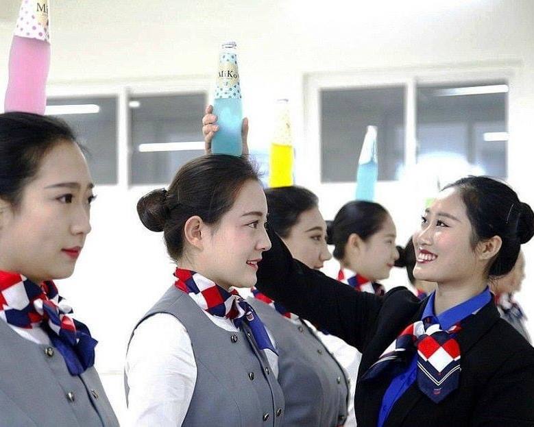 Фасад души
Так поэтично называют осанку человека.
На днях нашла подборку фотографий учебного центра китайской авиакомпании и всё никак не могла отделаться от ощущения, что я это упражнение уже видела | Сетка — социальная сеть от hh.ru