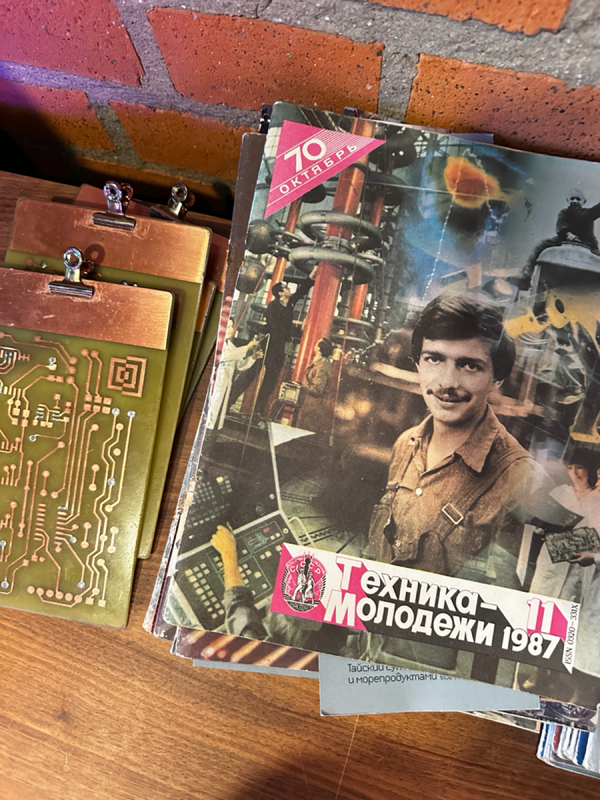 Интерьер Кибердома многогранен. Под крышей можно одновременно побывать в двух мирах: реальном и виртуальном.
Делюсь фрагментами интерьера из реального мира Кибердома | Сетка — социальная сеть от hh.ru