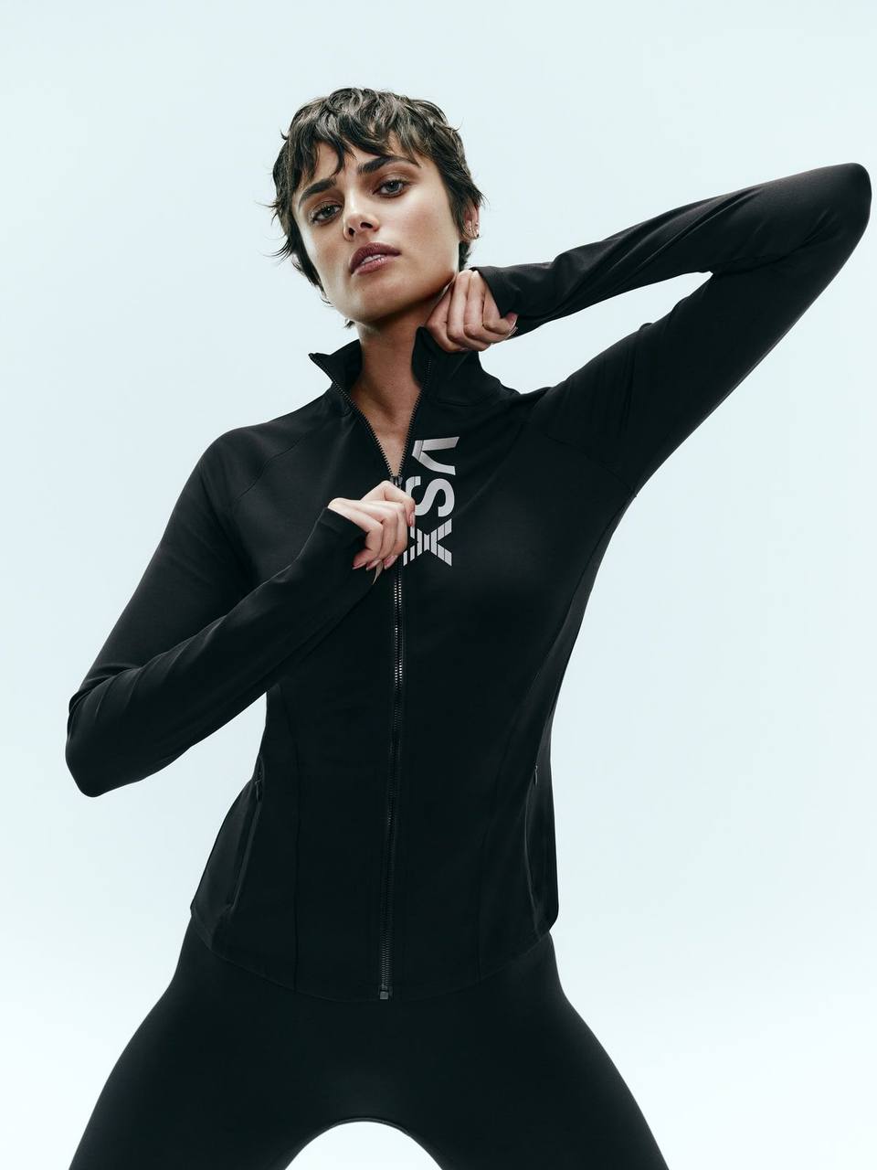 Бренд Victoria’s Secret перезапустил спортивную линейку
В дебютной рекламной кампании приняли участие Джиджи Хадид, Имаан Хаммам, Палома Элсессер, Тейлор Хилл | Сетка — социальная сеть от hh.ru
