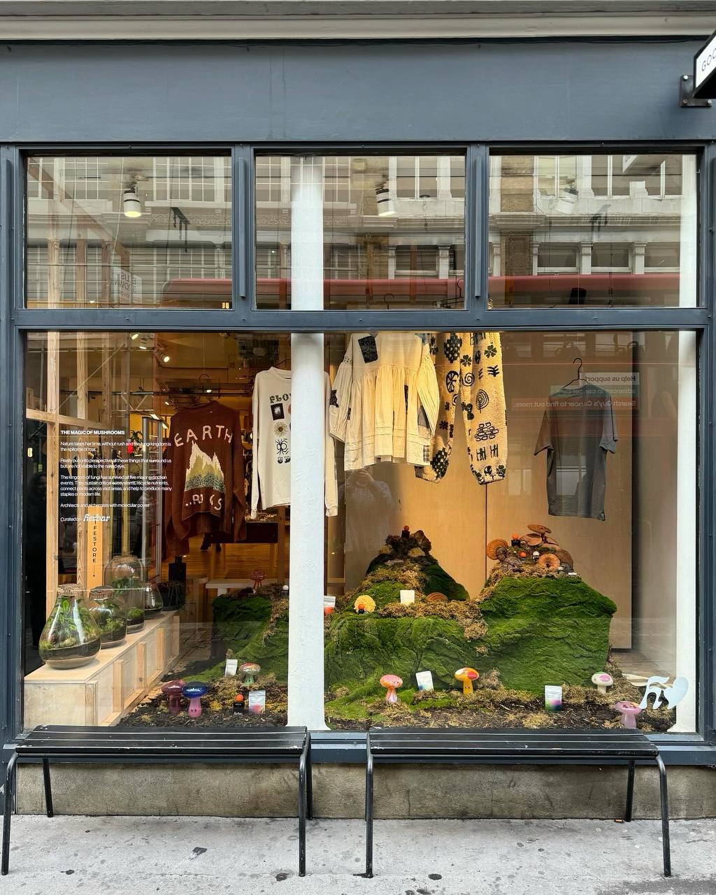 Неделю предлагаю начать с симпатичной коллаборации одежды goodhood × уходовой косметики herbar
— к сезону грибов herbar для погружения в концепцию своего бренда украсили витрину goodhood настоящими гр... | Сетка — социальная сеть от hh.ru