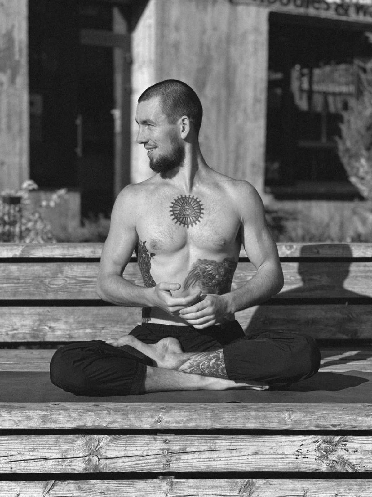 🕉️ Знакомьтесь, это Святозар!
🌟 Родом из Кисловодска. Сейчас в Москве.
В прошлом служил в армии и занимался пауэрлифтингом, но этот период оставил множество физических и психологических травм | Сетка — социальная сеть от hh.ru