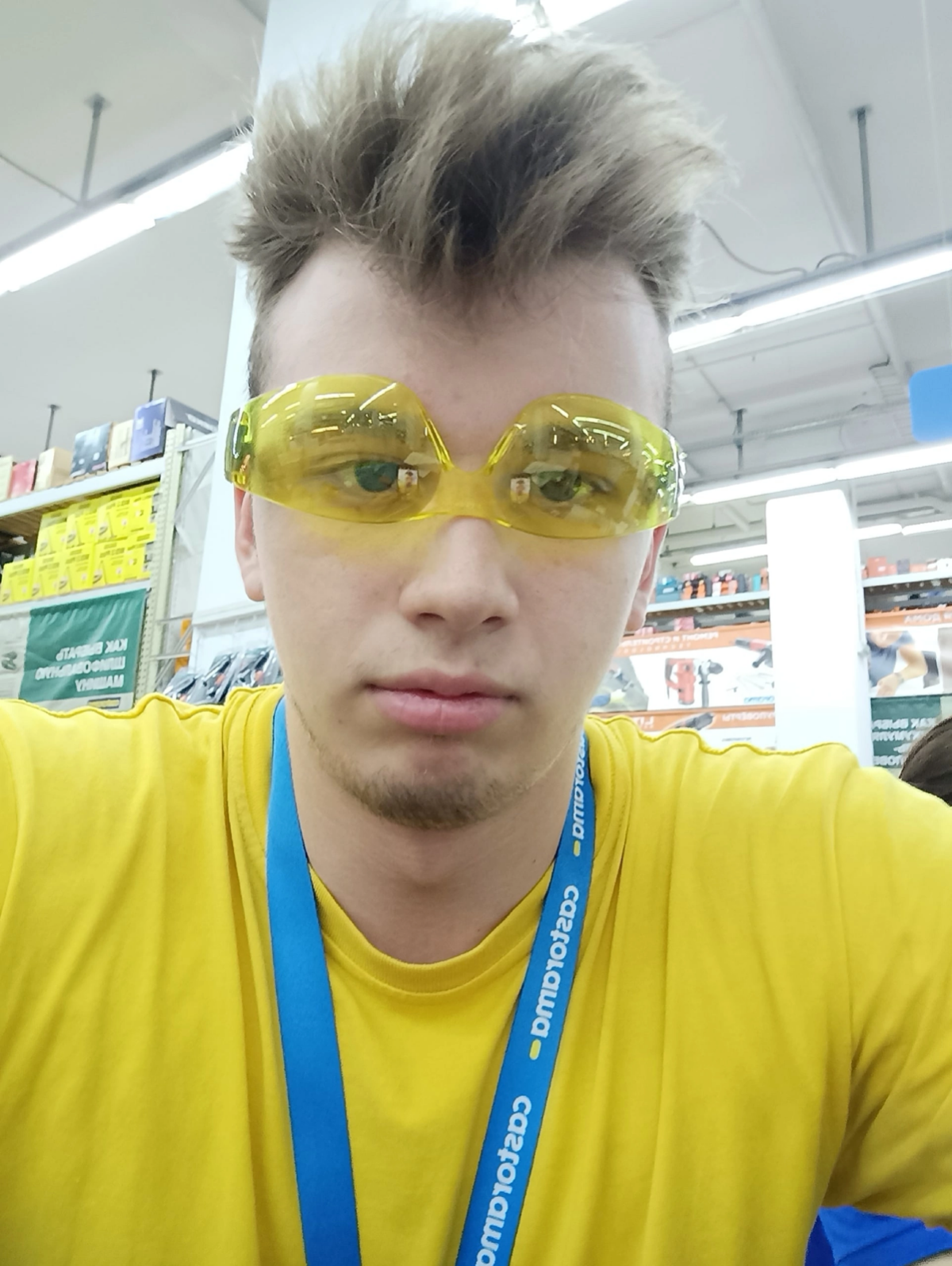 Всем привет , 👋
Как странно понимать что на обоих фотографиях один и тот же человек 🧍‍♂️
Его зовут Миша , он пробует себя в разных сферах | Сетка — социальная сеть от hh.ru