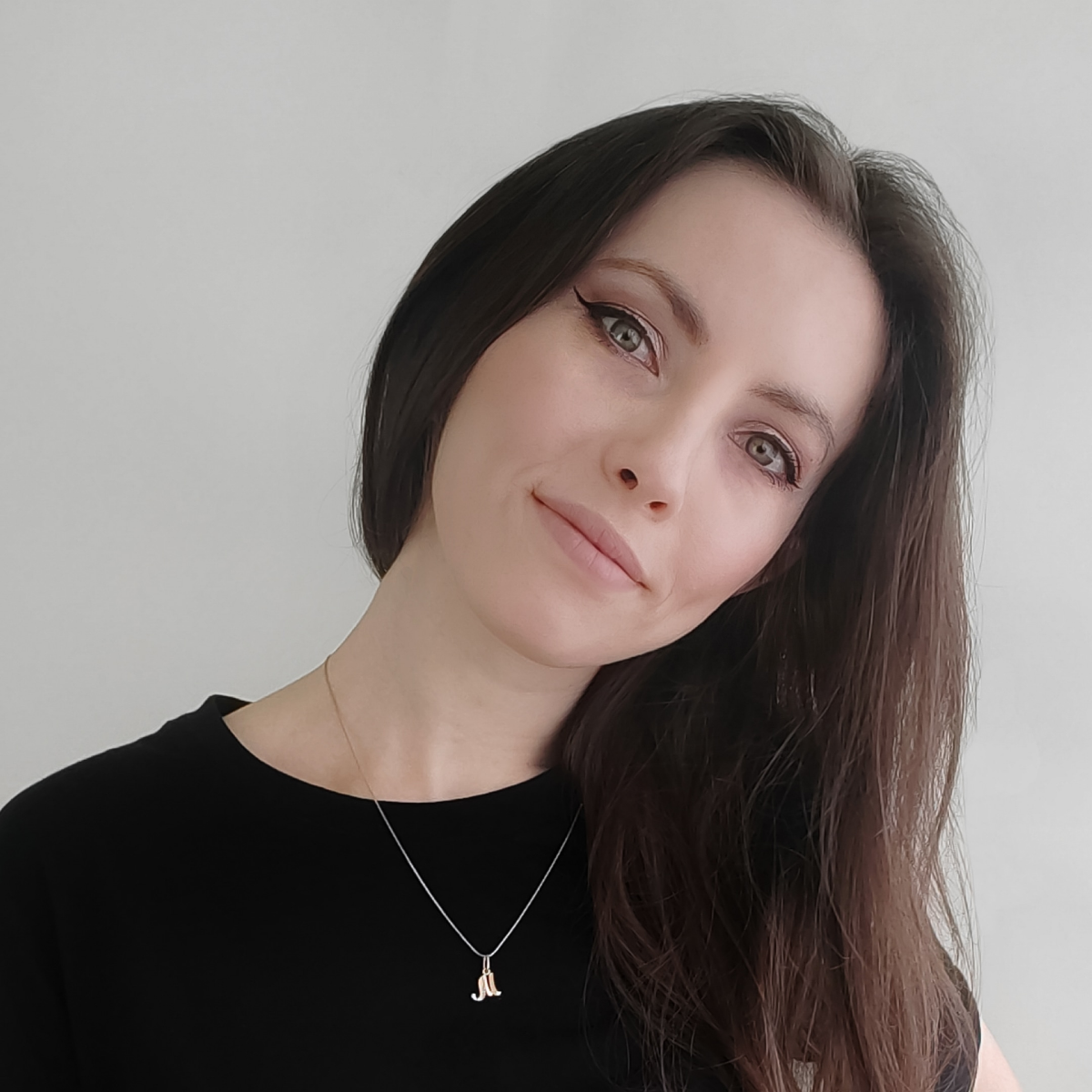 Привет! Меня зовут Марина, я дизайнер и разработчик сайтов. Создаю стильные и функциональные сайты на WordPress и Tilda. Работаю как фрилансер.
К созданию сайтов я пришла не сразу | Сетка — социальная сеть от hh.ru