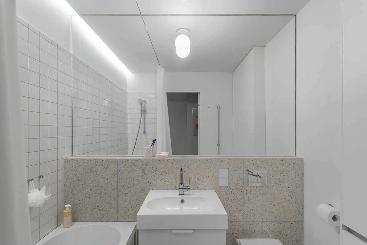 Дизайнеры Надя Торшина и Илья Плотников из D design studio оформили квартиру площадью 40 кв. м, превратив типовой проект массового застройщика в небанальное жилье для молодой творческой пары | Сетка — социальная сеть от hh.ru