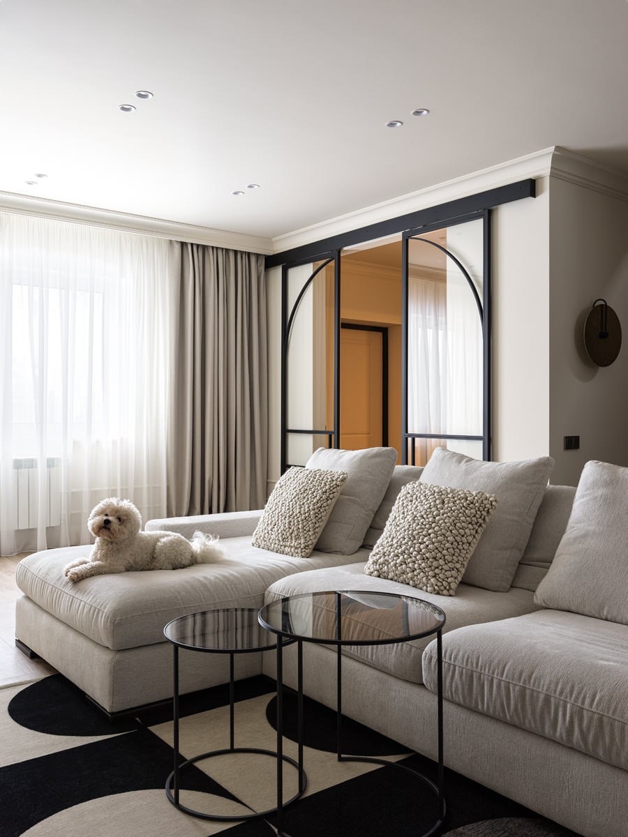 Таунхаус в Калининграде для молодой семьи и их питомца с теплыми фактурами, монохромной палитрой и арочными перегородками - Марина Безух создала элегантный интерьер на стыке минимализма и современной ... | Сетка — социальная сеть от hh.ru