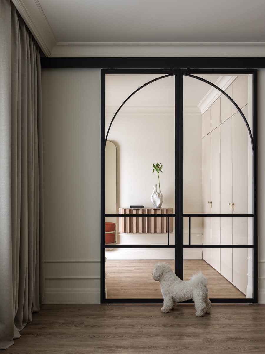 Таунхаус в Калининграде для молодой семьи и их питомца с теплыми фактурами, монохромной палитрой и арочными перегородками - Марина Безух создала элегантный интерьер на стыке минимализма и современной ... | Сетка — социальная сеть от hh.ru