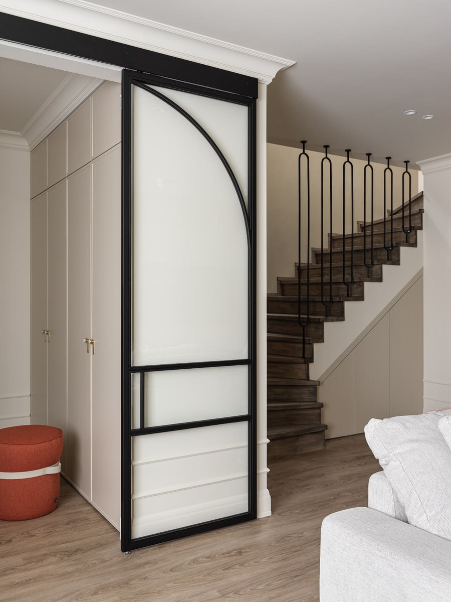 Таунхаус в Калининграде для молодой семьи и их питомца с теплыми фактурами, монохромной палитрой и арочными перегородками - Марина Безух создала элегантный интерьер на стыке минимализма и современной ... | Сетка — социальная сеть от hh.ru