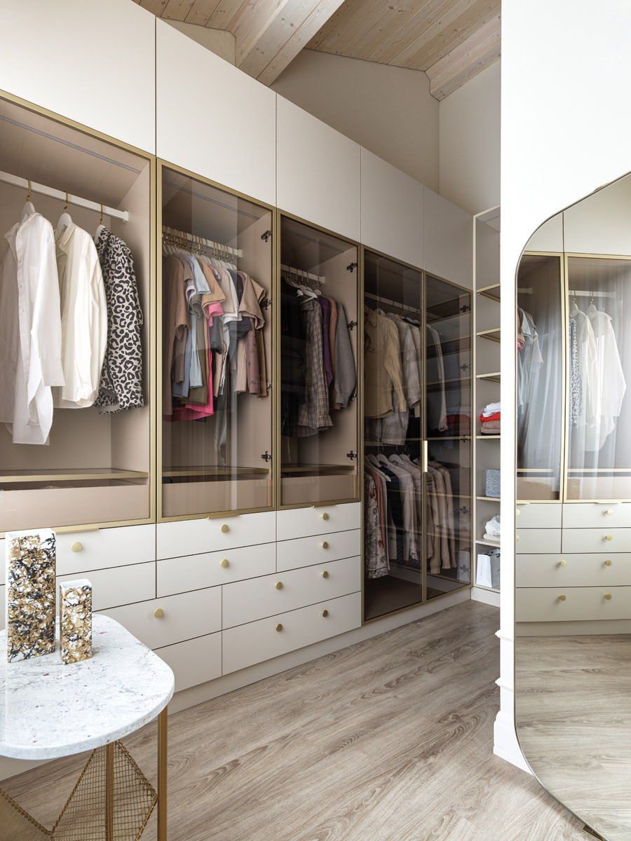 Таунхаус в Калининграде для молодой семьи и их питомца с теплыми фактурами, монохромной палитрой и арочными перегородками - Марина Безух создала элегантный интерьер на стыке минимализма и современной ... | Сетка — социальная сеть от hh.ru