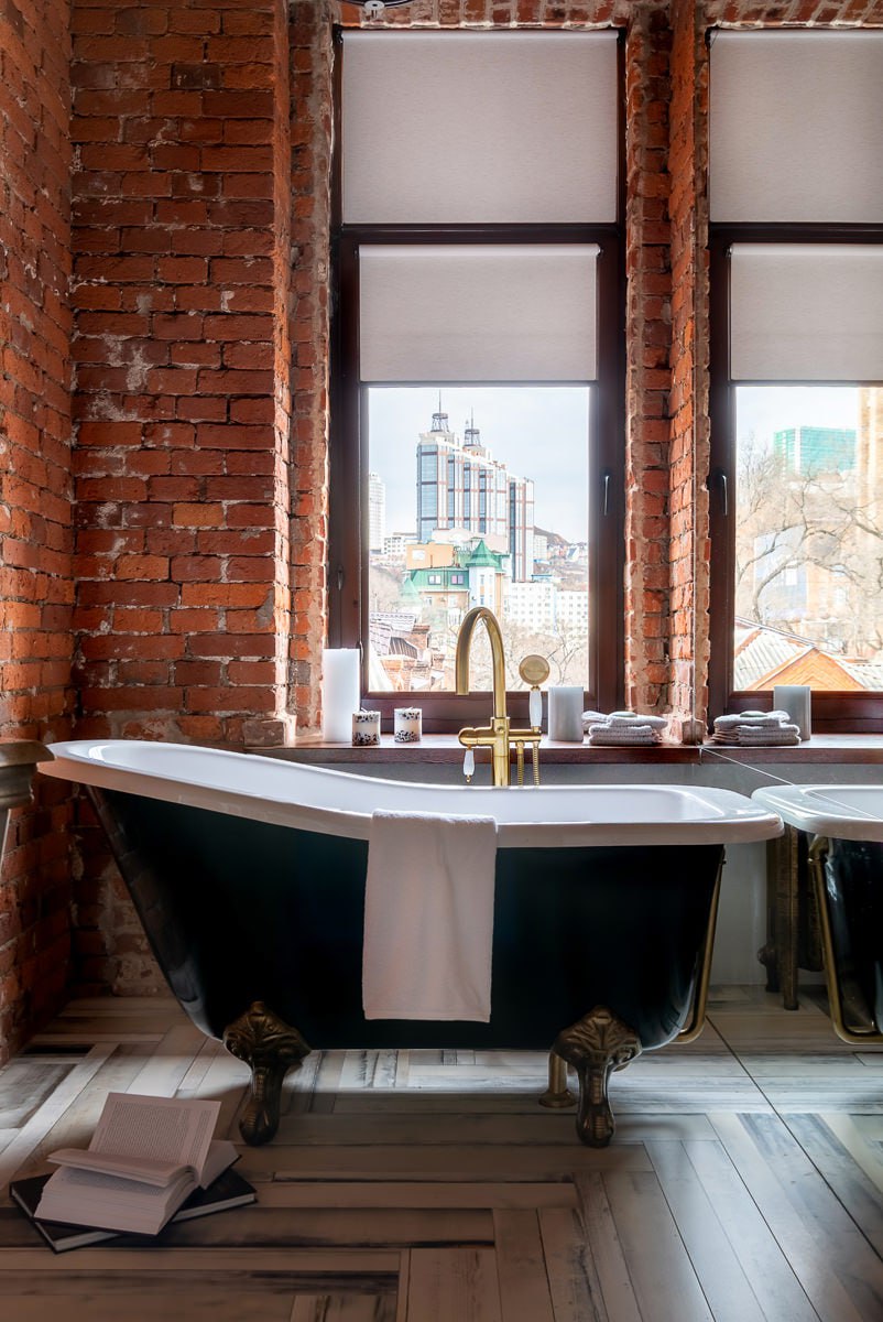 Царские кирпичи и современная техника, команданте и обезьянки, ванна на львиных лапах и потолок с балками — эти и многие другие, на первый взгляд несочетаемые вещи, нашли место в старинной квартире, п... | Сетка — социальная сеть от hh.ru