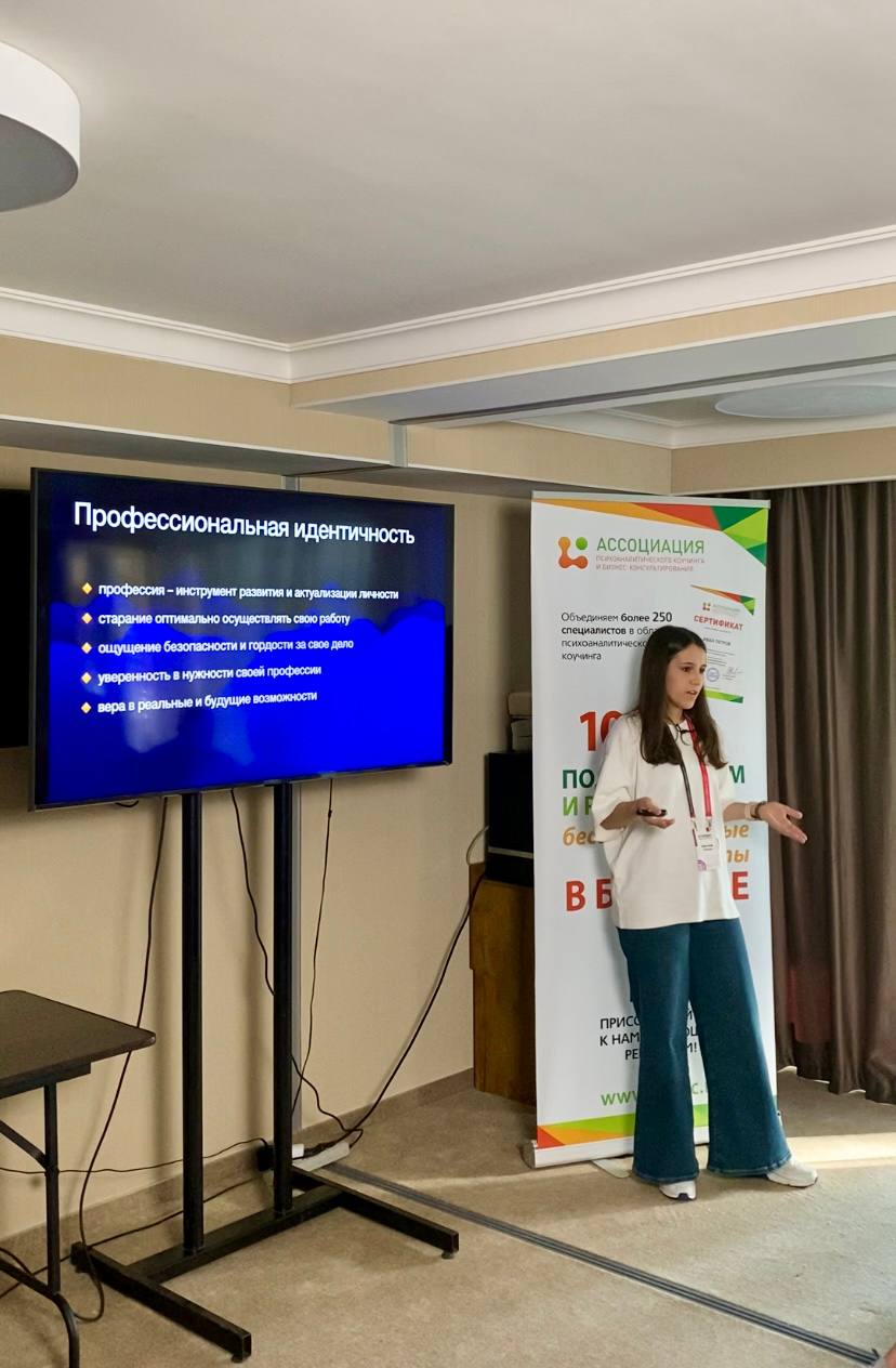 Мне всегда было страшно выступать👀
Бывало по-разному: от легкого волнения до стука в висках и ощущения, что я вот-вот откинусь прямо перед зрителями | Сетка — социальная сеть от hh.ru