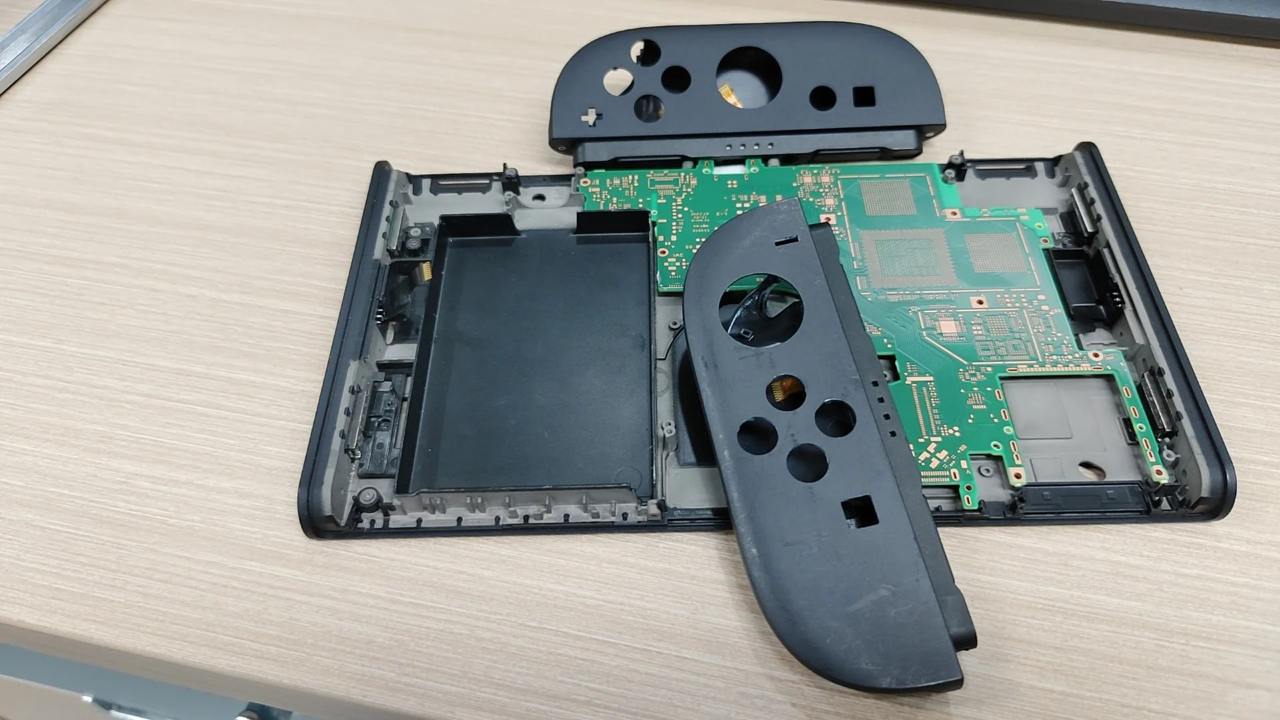 Если глянуть, то по утечке, новая Switch 2 будет больше и,экран увеличится до 8 дюймов, а объем внутреннего накопителя составит 256 ГБ. Джойконы будут еще магнититься. | Сетка — социальная сеть от hh.ru
