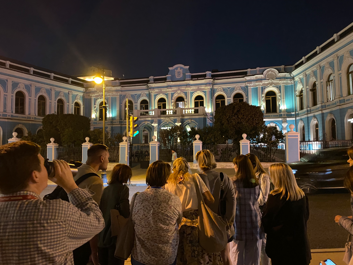 Первая в этом году корп. экскурсия в огнях вечерней Москвы. Но с погодой повезло, а сам маршрут был хорошо освещен фонарями и дополнен великолепным рассказом Светланы Костиной | Сетка — социальная сеть от hh.ru