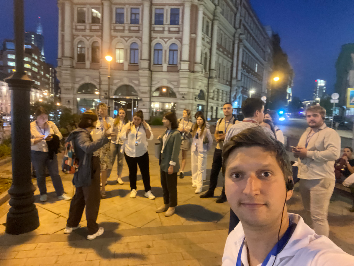 Первая в этом году корп. экскурсия в огнях вечерней Москвы. Но с погодой повезло, а сам маршрут был хорошо освещен фонарями и дополнен великолепным рассказом Светланы Костиной | Сетка — социальная сеть от hh.ru