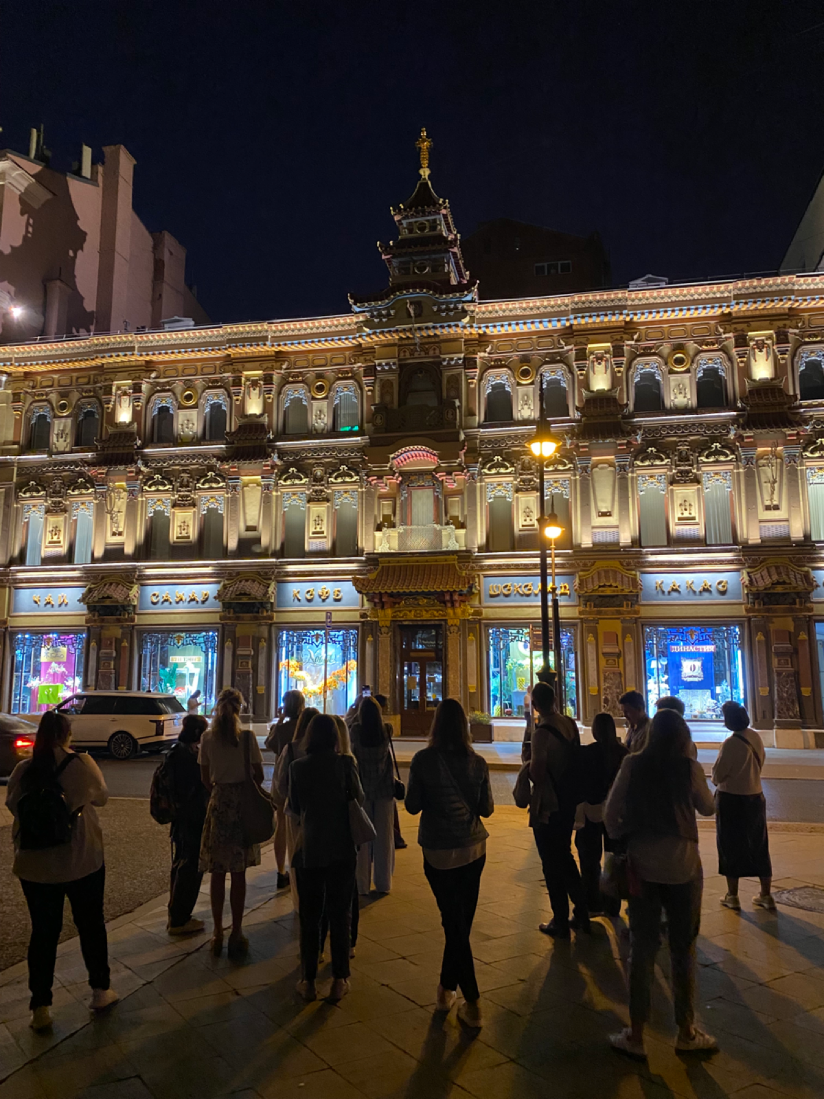 Первая в этом году корп. экскурсия в огнях вечерней Москвы. Но с погодой повезло, а сам маршрут был хорошо освещен фонарями и дополнен великолепным рассказом Светланы Костиной | Сетка — социальная сеть от hh.ru