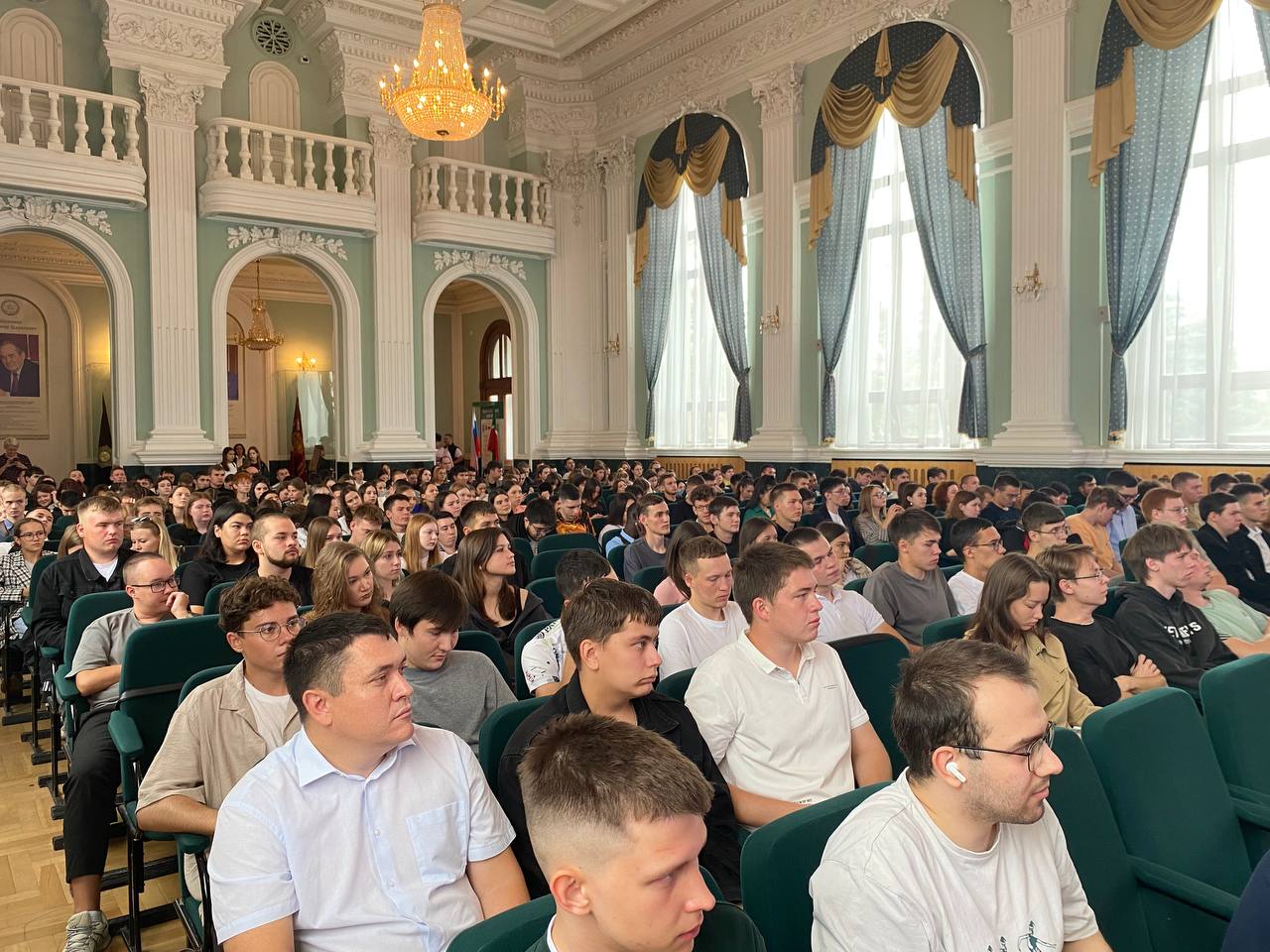 Впервые присутствую на открытии университетской акселерационной программы, дико прикольная штука 😂 Ща буду рассказывать им как генерировать идеи (которые никогда не сработают, ХАХАХА) | Сетка — социальная сеть от hh.ru
