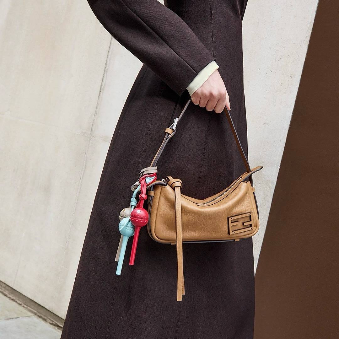В рубрику «Вещь недели» отправляем чехол для чупа-чупса от Fendi, который уже успел завируситься в интернете | Сетка — социальная сеть от hh.ru