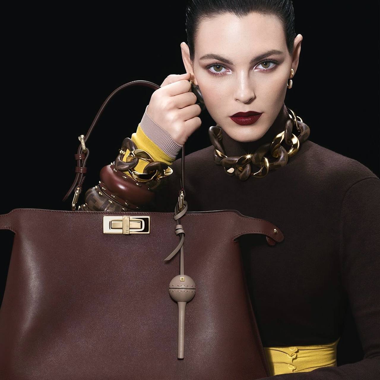 В рубрику «Вещь недели» отправляем чехол для чупа-чупса от Fendi, который уже успел завируситься в интернете | Сетка — социальная сеть от hh.ru