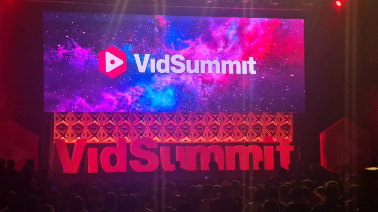 Тренды Vidsummit 2024
В начале сентября в Далласе прошел очередной Vidsummit, где собрались и обменивались опытом многие известные и начинающие креаторы | Сетка — социальная сеть от hh.ru