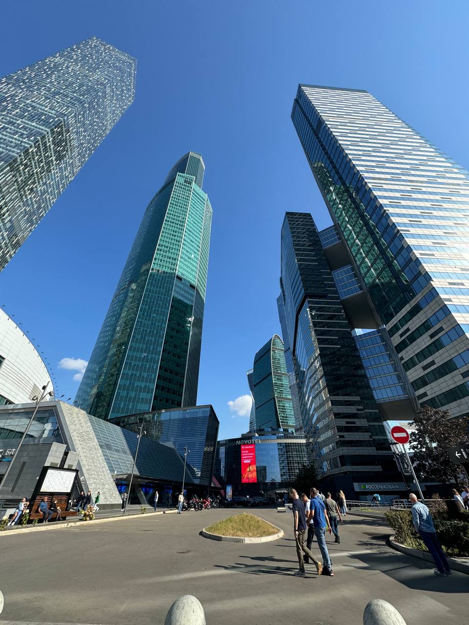 Сити vs Старые районы Москвы
Сегодня начала свой рабочий день в Сити и попала в муравейник из офисных сотрудников, спешащих в башни, а потом вернулась на Таганку и поняла, что мое ❤️ тут | Сетка — социальная сеть от hh.ru
