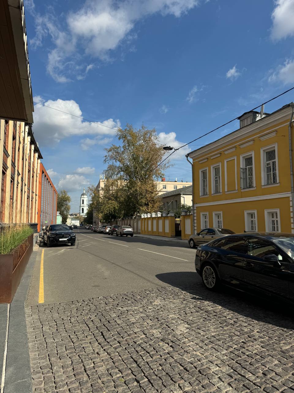 Сити vs Старые районы Москвы
Сегодня начала свой рабочий день в Сити и попала в муравейник из офисных сотрудников, спешащих в башни, а потом вернулась на Таганку и поняла, что мое ❤️ тут | Сетка — социальная сеть от hh.ru