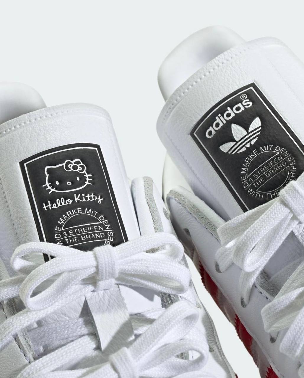 Вау, Adidas выпустит еще две модели кроссовок в стиле Hello Kitty. Дроп посвящен 50-летию знаменитой кошки. Релиз состоится 1 октября.
Мило!
🍕зумеры в телеграм | Сетка — социальная сеть от hh.ru